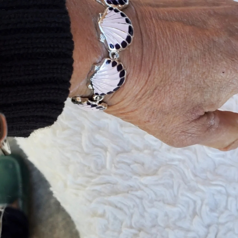 Enamel seashell bracelet - Picture 4 of 7